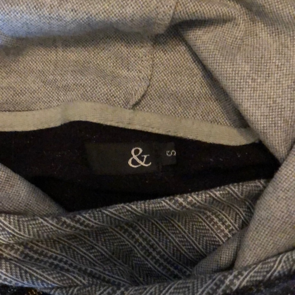 & sweatshirt - Picture 4 of 6